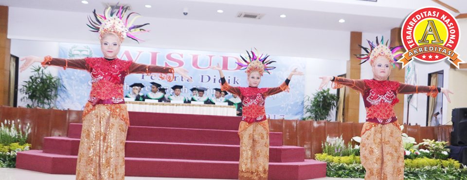 Pentas tari pada acara wisuda SMK Bina Rahayu dengan logo Terakreditasi A