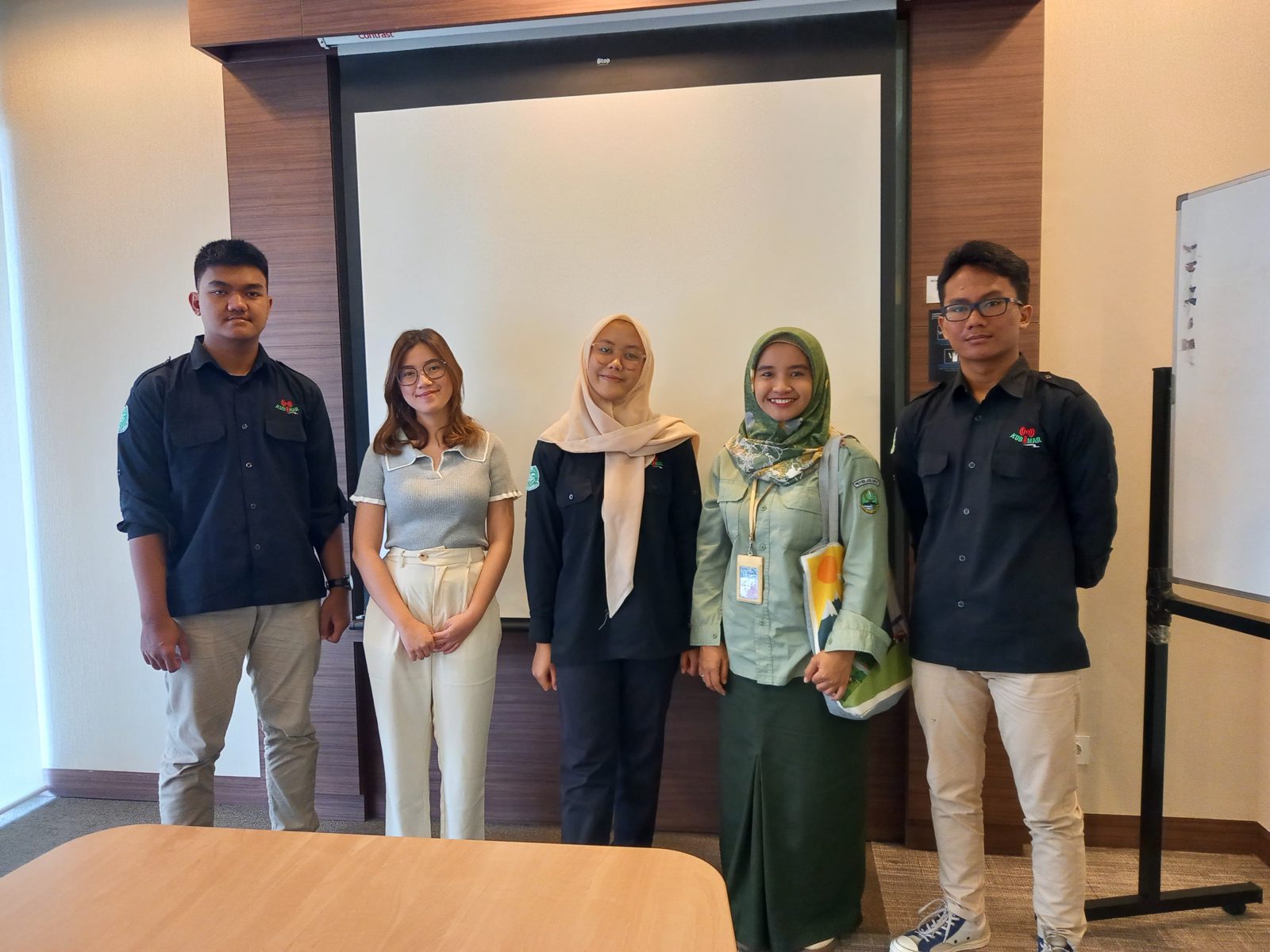 Siswa dan pendamping program Kubinar berfoto bersama di kelas