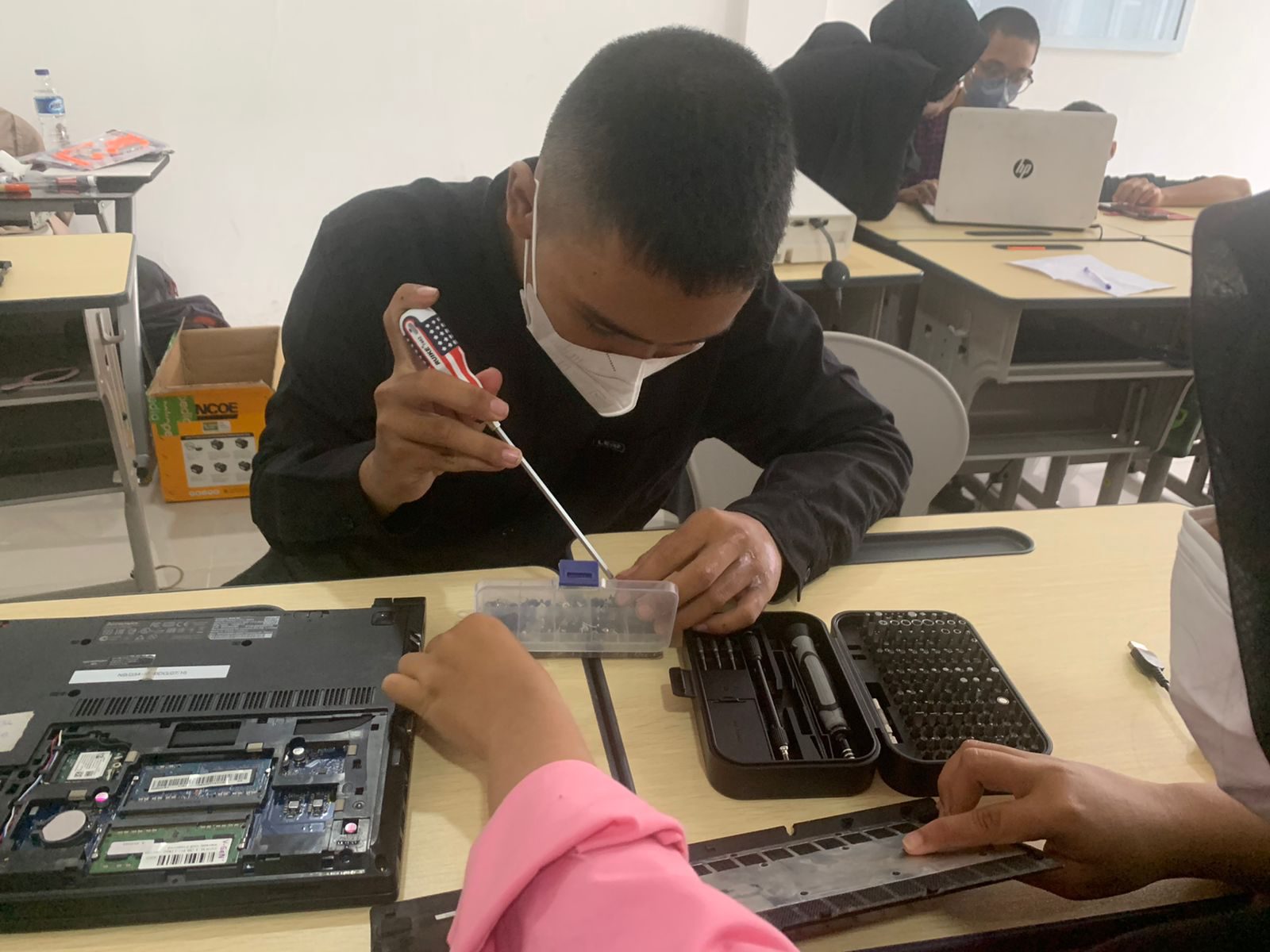 Siswa Kubinar praktik membongkar laptop
