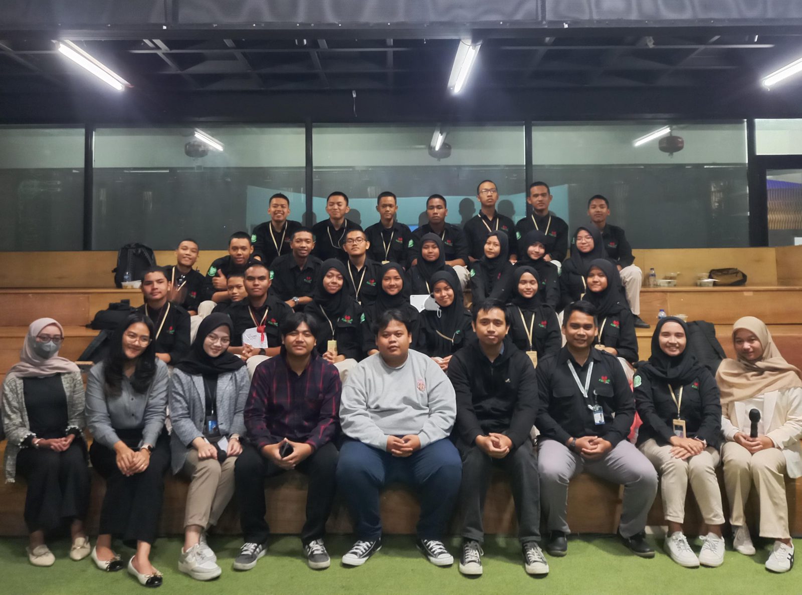 Siswa Kubinar berfoto bersama di auditorium mitra industri