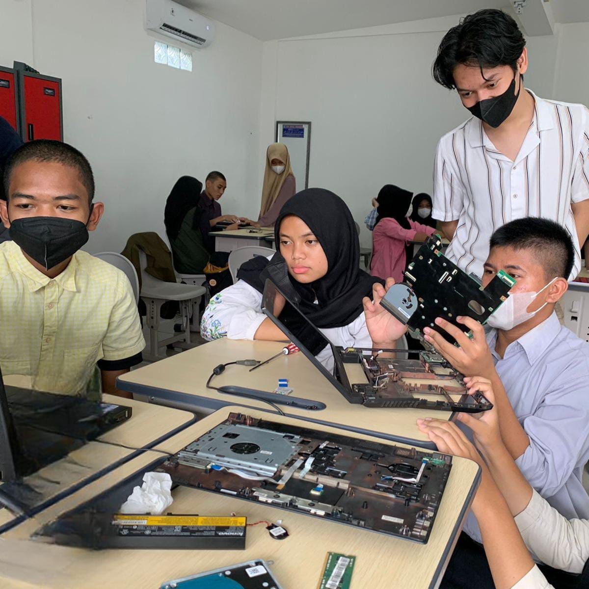Siswa Kubinar praktik perakitan laptop bersama pendamping