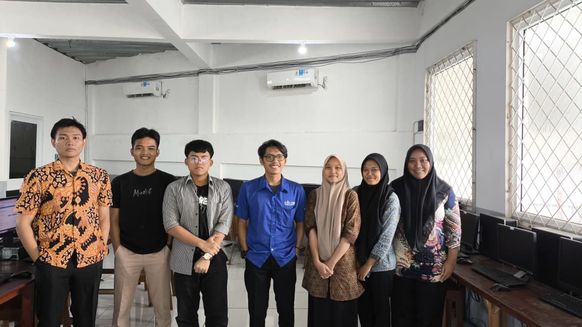 Peserta dan trainer MikroTik Academy berfoto bersama