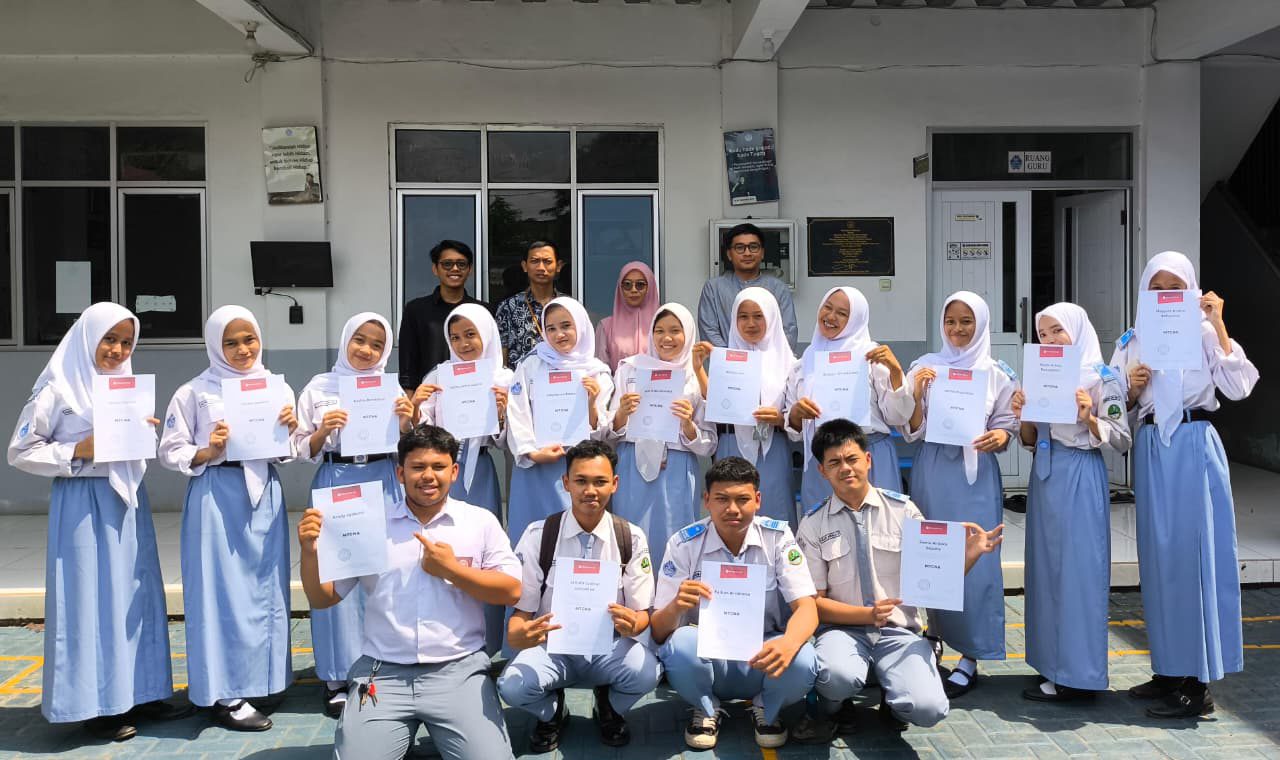 Siswa memegang sertifikat MikroTik Academy