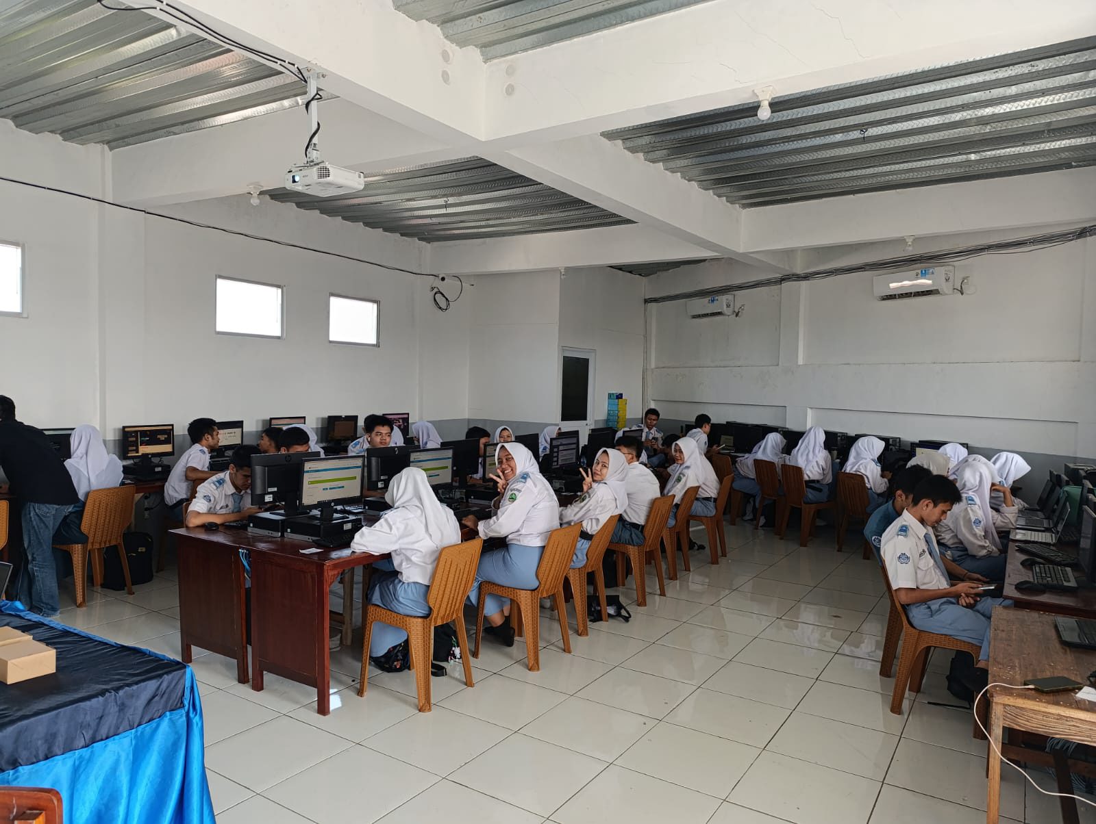 Siswa mengikuti pelatihan MikroTik di laboratorium komputer