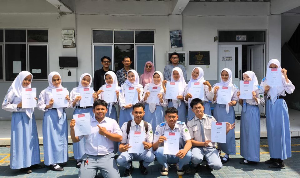 Siswa memegang sertifikat MikroTik Academy